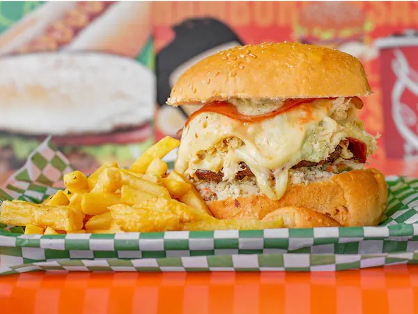 HAMBURGUESA SUPER QUESO + PAPAS + GASEOSA POSTOBN 250 ML